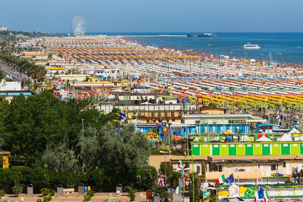 Grand groupe de parasols à la plage — Photo