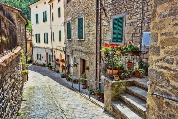 Italienska street i liten landsortsstad — Stockfoto