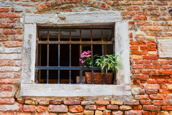 Okno w starym domu — Zdjęcie stockowe