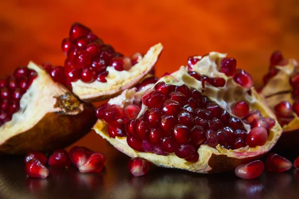 Rijpe sappige vruchten van de gebroken granaatappel — Stockfoto