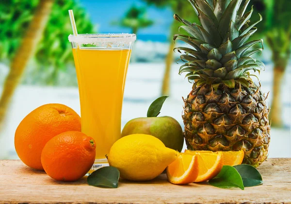 Sumo de laranja em um copo em uma mesa — Fotografia de Stock