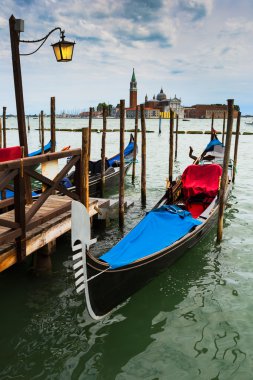 Gondollar Saint Mark Meydanı 'nda demirli.