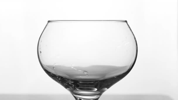 Remplissage verre avec de l'eau 