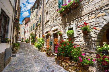 tipik İtalyan street Toskana, İtalya, Avrupa'nın küçük taşra kasabasında