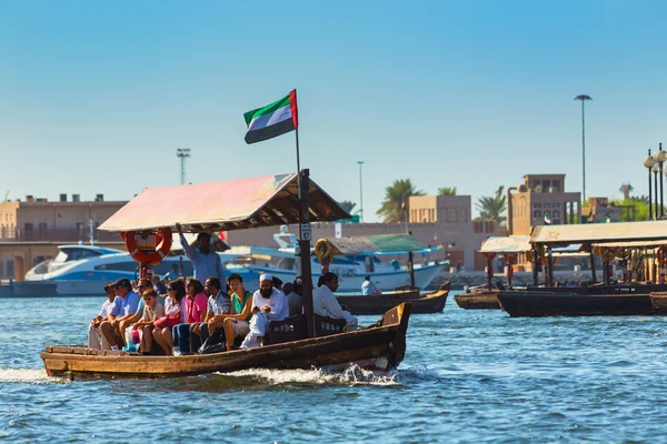 ドバイ、アラブ首長国連邦の湾川のボート — Stock fotografie