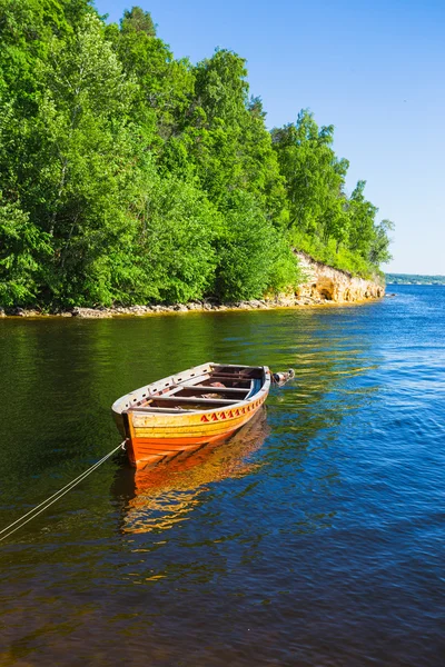 Wooden boat on the river bank — Stock Photo, Image