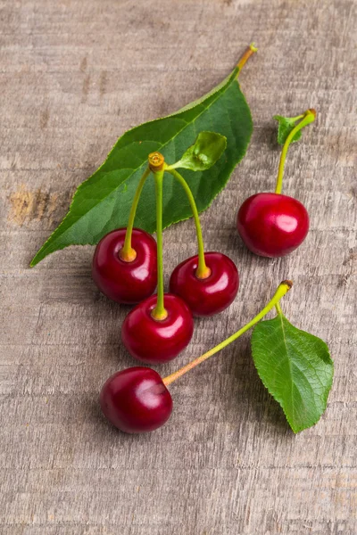 Cerises fraîches sur table en bois — Photo