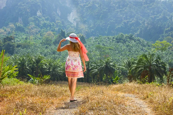 La fille à la station dans une robe et un chapeau — Photo