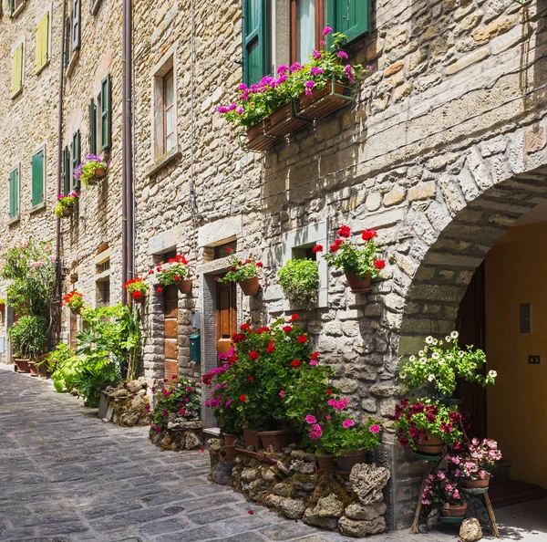 Rua italiana na pequena cidade provincial — Fotografia de Stock