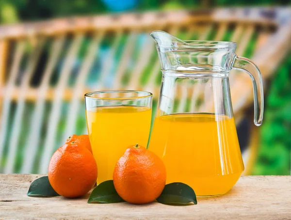 Apelsinjuice i ett glas på ett bord — Stockfoto