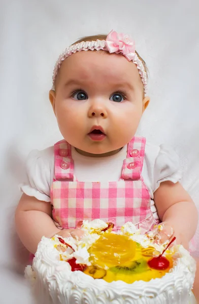 Маленькая девочка со сладким тортом — стоковое фото
