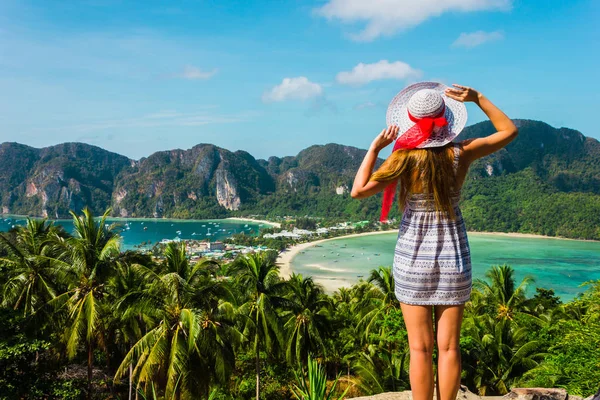 A menina no resort em um vestido — Fotografia de Stock