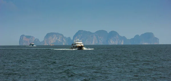 Tekneler Tayland kayalar denize karşı — Stok fotoğraf