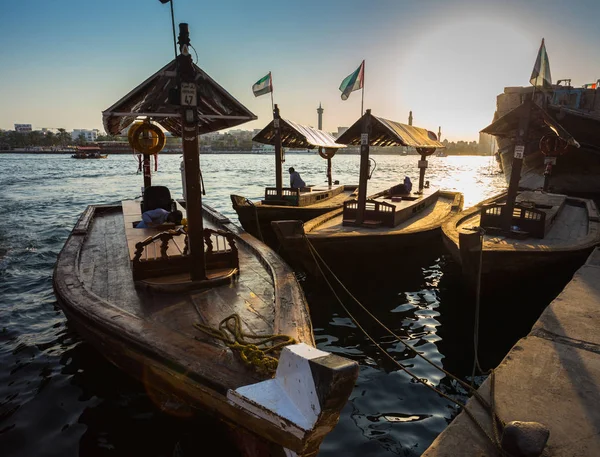 ドバイ、アラブ首長国連邦の湾川のボート — ストック写真