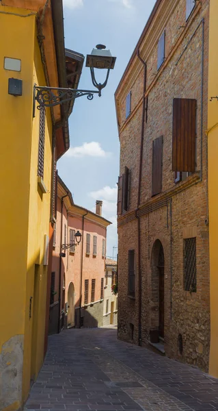 Italiaanse straat in kleine provinciale stad — Stockfoto