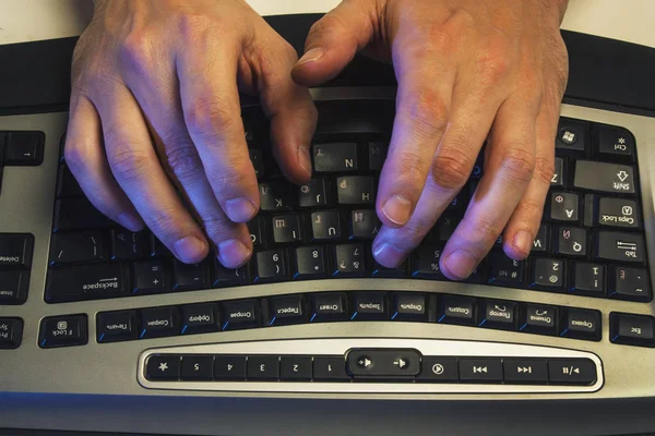 Hombre escribiendo en un ordenador portátil —  Fotos de Stock