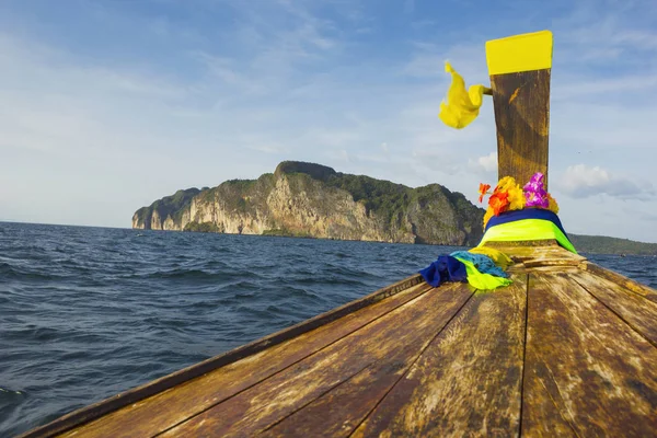 Perahu di laut melawan batu di Thailand — Stok Foto