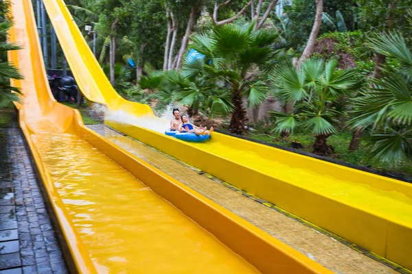 Färgglada vattenrutschbana i Vinpearl vattenpark — Stockfoto