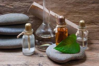 şişeleri ile temel yağlar