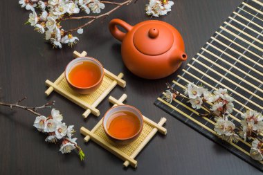 Bahar çiçekleri ile Çin çay seti