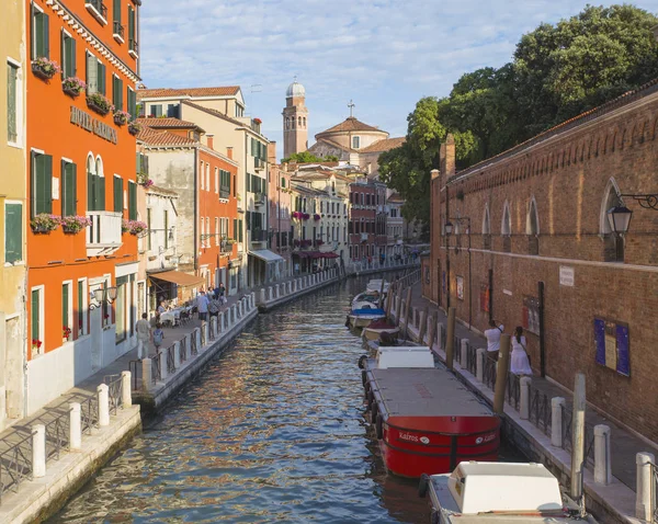 Narrow canal among old colorful brick houses — Stock Photo, Image