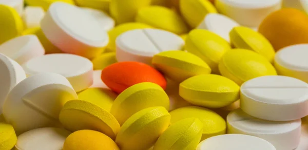 Verschillende gekleurde pillen — Stockfoto