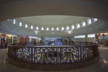 Sharjah, Birleşik Arap Emirlikleri - 29 Ekim 2013: Merkez Souq Mega Alışveriş Merkezi, Aralık 2001 tarihinde açtı ve BAE (800.000 metrekare ft'daki perakende ve eğlence yerleri önde gelen biri haline Sharjah.)