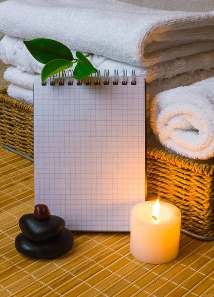 Lázně s ručníky a svíčka — Stock fotografie