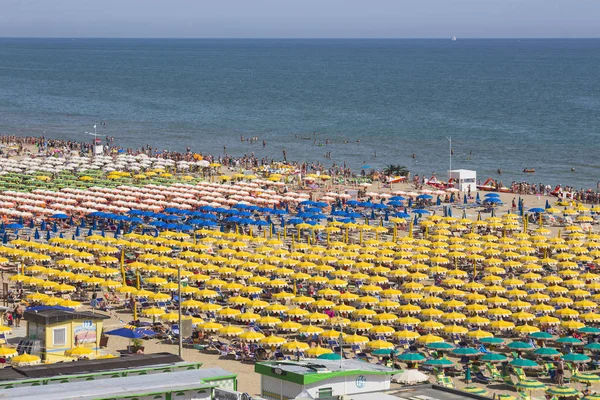 Ampio gruppo di ombrelloni sulla spiaggia di Rimini — Foto Stock