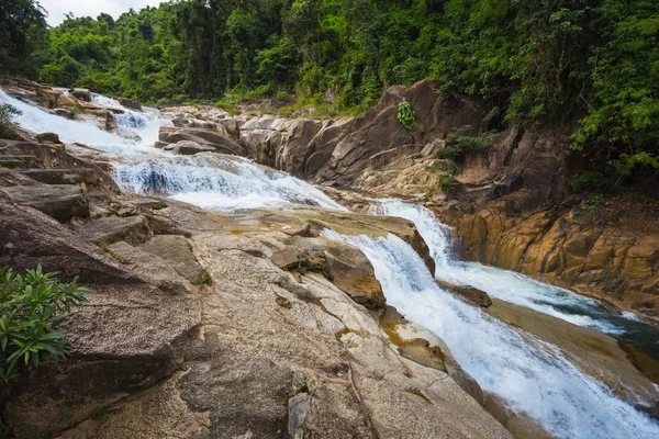 Omgivning Yang Bay vattenfall i Vietnam — Stockfoto