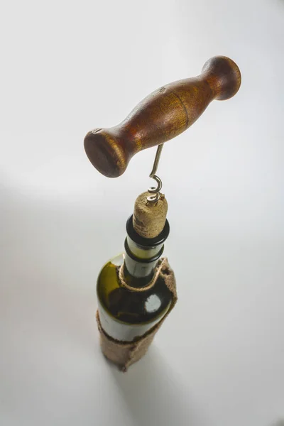Tirbuşon şarap şişe — Stok fotoğraf