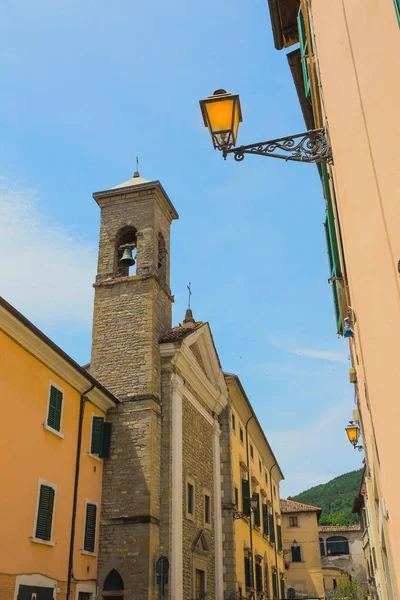 Küçük bir taşra kasabasında İtalyanca sokak — Stok fotoğraf