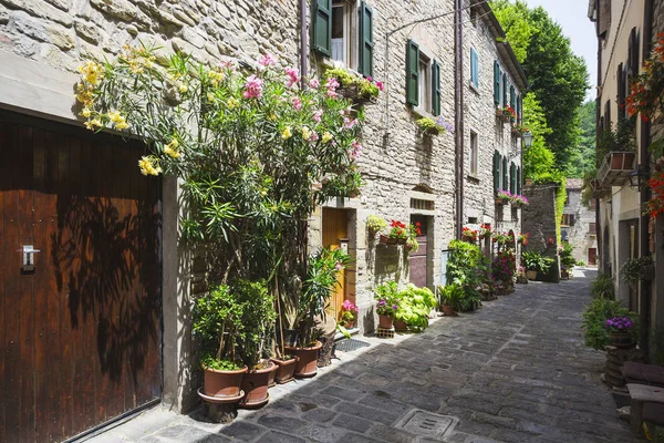 Rua italiana em uma pequena cidade provincial — Fotografia de Stock