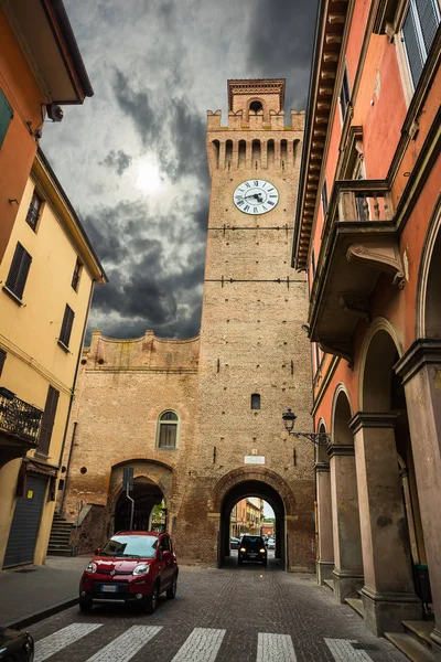 Italienische straße in einer kleinen provinzstadt der toskanischen — Stockfoto