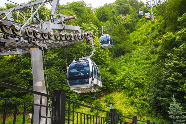 Cableway com cabines confortáveis — Fotografia de Stock