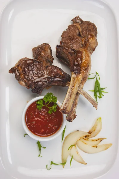 Costelas de carne com molho de tomate — Fotografia de Stock