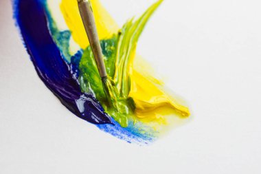 Sanatçı boya fırça ve boya