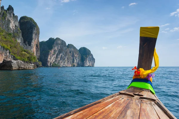 Tekneler Tayland kayalar denize karşı — Stok fotoğraf