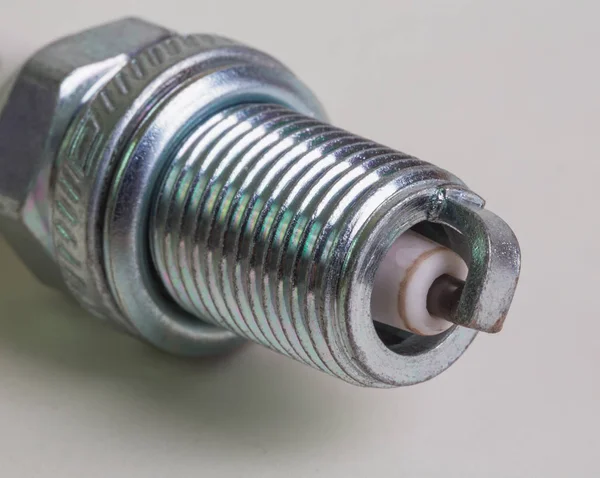 beyaz zemin üzerine kıvılcım fişi