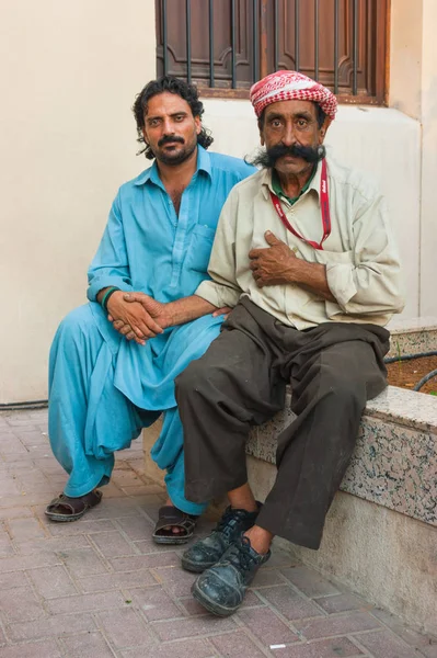 Индусы, работающие на улицах Дубая — стоковое фото