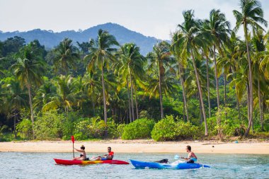 Koh Chang Adası komşu üzerinde kayak geçiş 