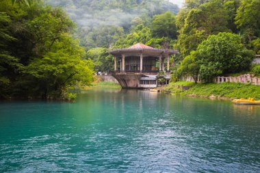 Terk edilmiş tren istasyonu Psyrtsha yeni Athos içinde