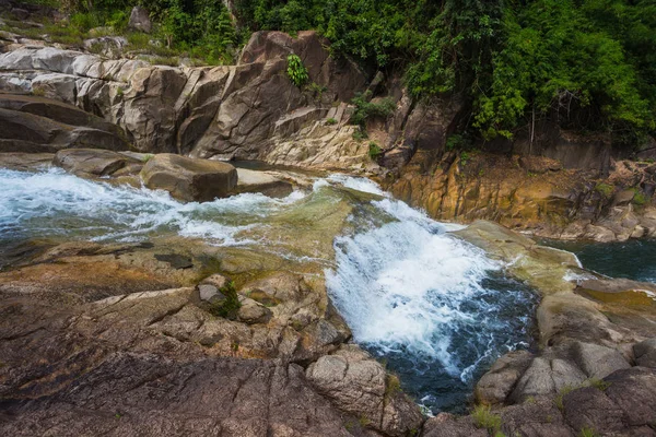 Alrededores Yang Bay cascada en Vietnam —  Fotos de Stock