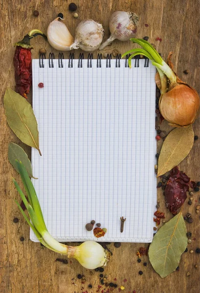 Cuaderno para escribir recetas con especias —  Fotos de Stock