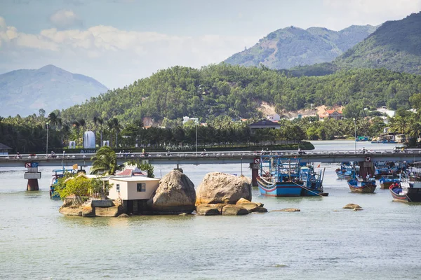 Barcos y rocas cerca del pueblo pesquero en el río Kai en Nha Tra — Foto de Stock