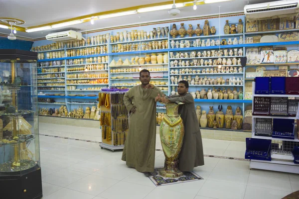 Vendeurs dans la boutique avec des souvenirs égyptiens — Photo