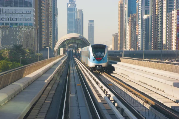 Metro w Dubaju. widok miasta od metra samochodu — Zdjęcie stockowe