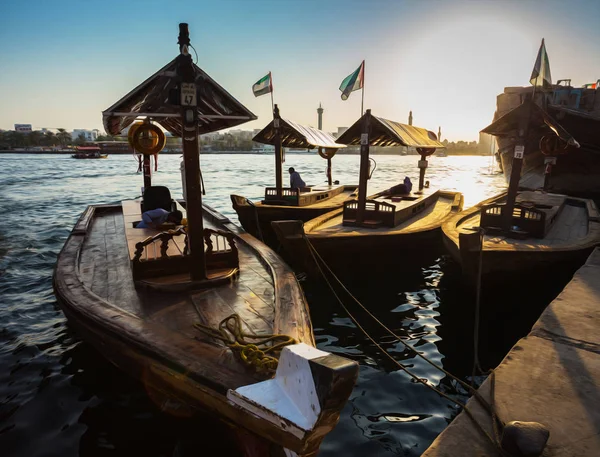 Barcos no Bay Creek em Dubai, Emirados Árabes Unidos — Fotografia de Stock