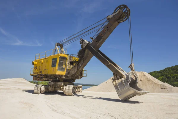 Karriär grävmaskin för brytning av kalksten — Stockfoto