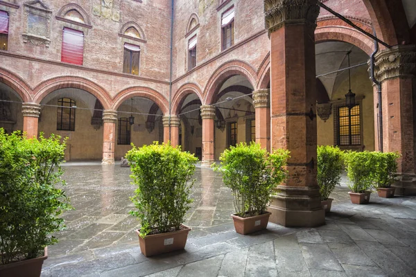 Dziedziniec Palazzo Comunale w Bolonii. Włochy — Zdjęcie stockowe